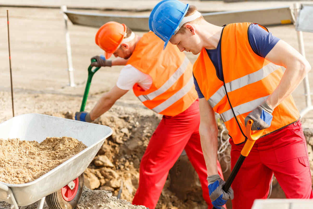 Why Efficient Crew Management Is a Hidden Factor in Sustainable Construction 1 construction crew digging