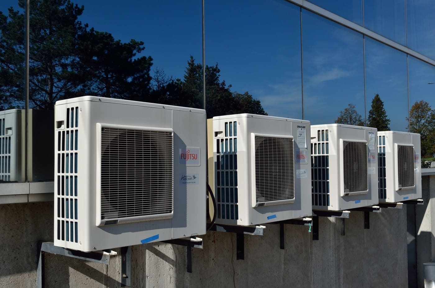 8 Green HVAC Technologies to Minimize Carbon Emissions 2 HVAC system on top of building - green HVAC technologies to reduce carbon emissions