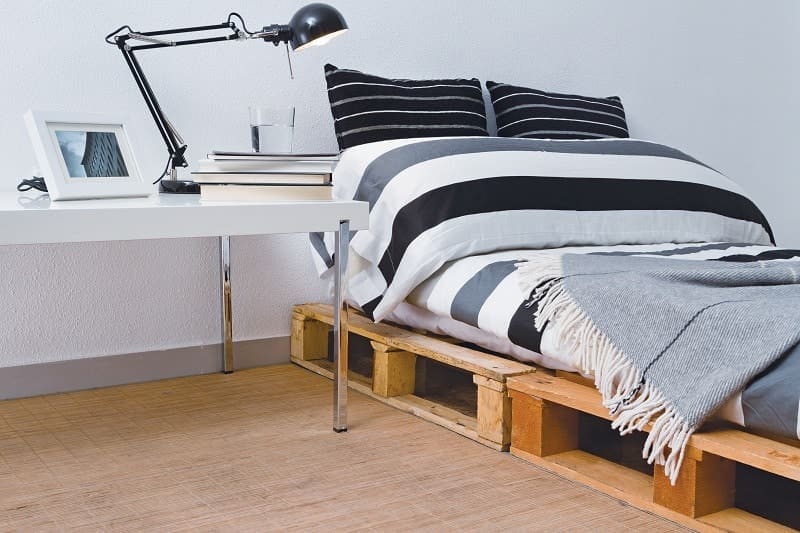 DIY Platform Bed: Create Your Own Queen-Sized Bed from Reclaimed Pallets 8 Space-efficient twin bed made out of pallets - DIY platform bed