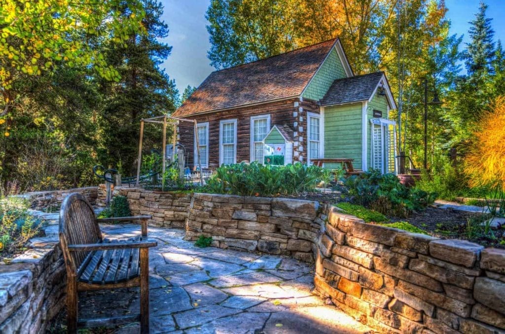 Rustic house - The Dynamic Plaque