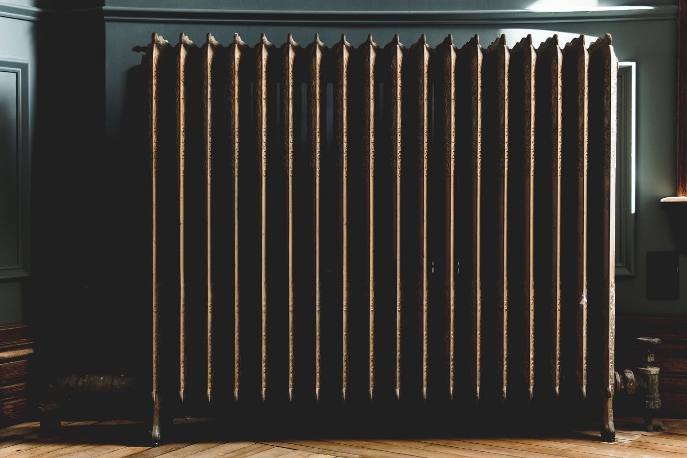 Radiator in home - The 10 best ways to reduce your heating costs in 2019