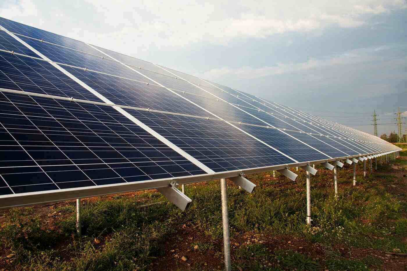 How to Maximize Solar Power Efficiency And Output Power 3 ground mounted solar array - how to maximize solar power efficiency and power output