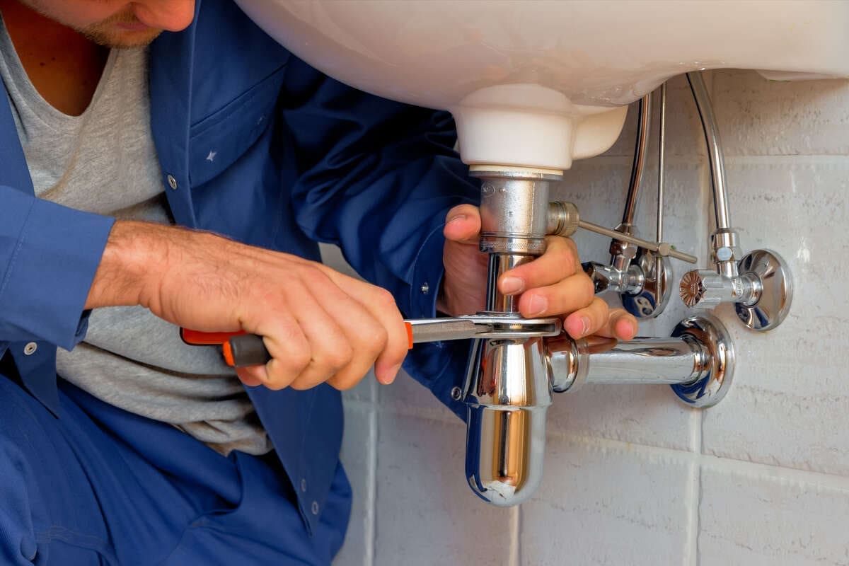 How Do I Find a Good Plumber 2 plumber fixing a sink