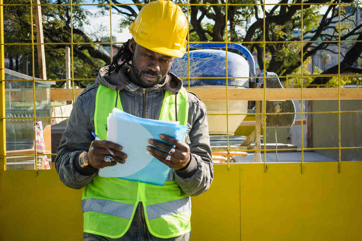 How Construction Companies Can Streamline Safety Reports and Compliance Documentation 1 filing safety report at construction site