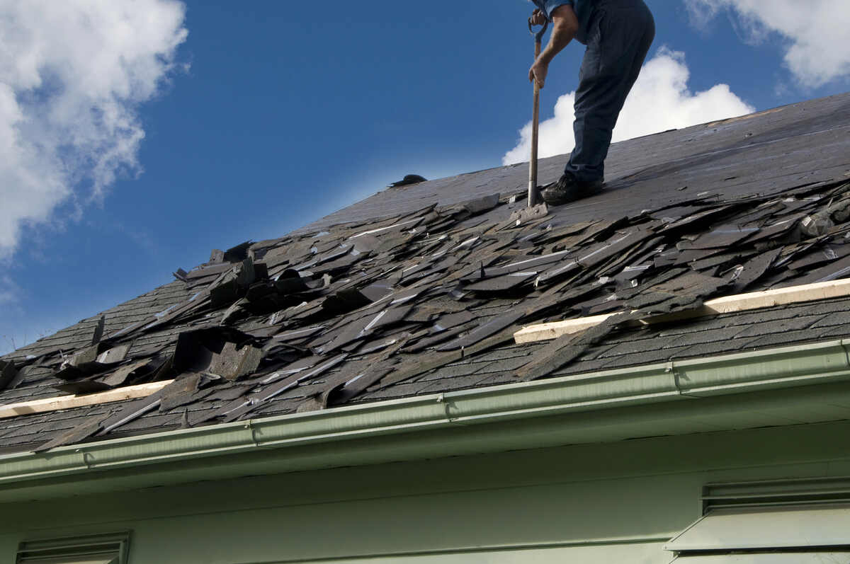 Comparing Metal Roof vs Shingle Roof Costs 1 replacing roof
